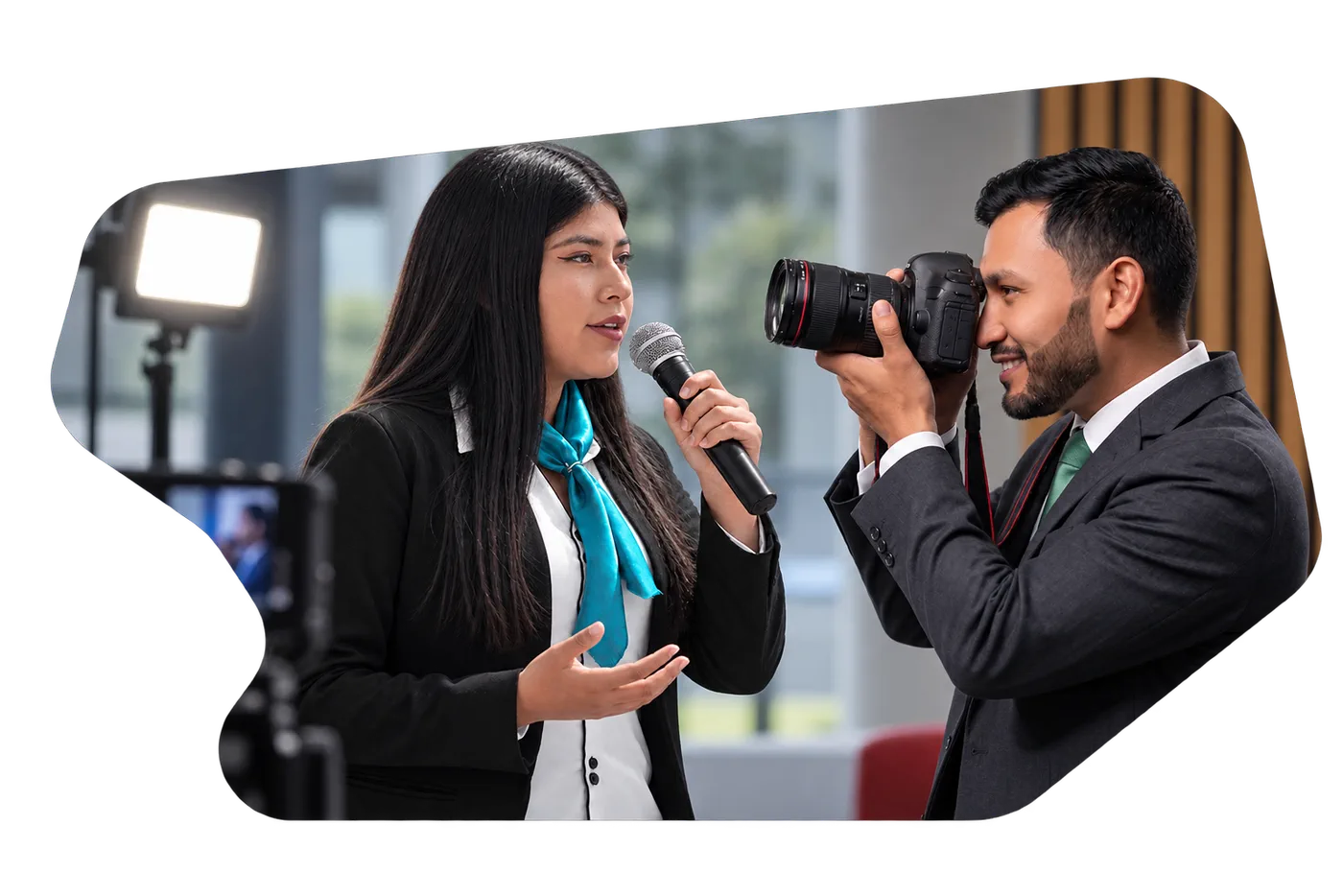 Estudiante de Comunicaci&oacute;n Social durante una entrevista audiovisual